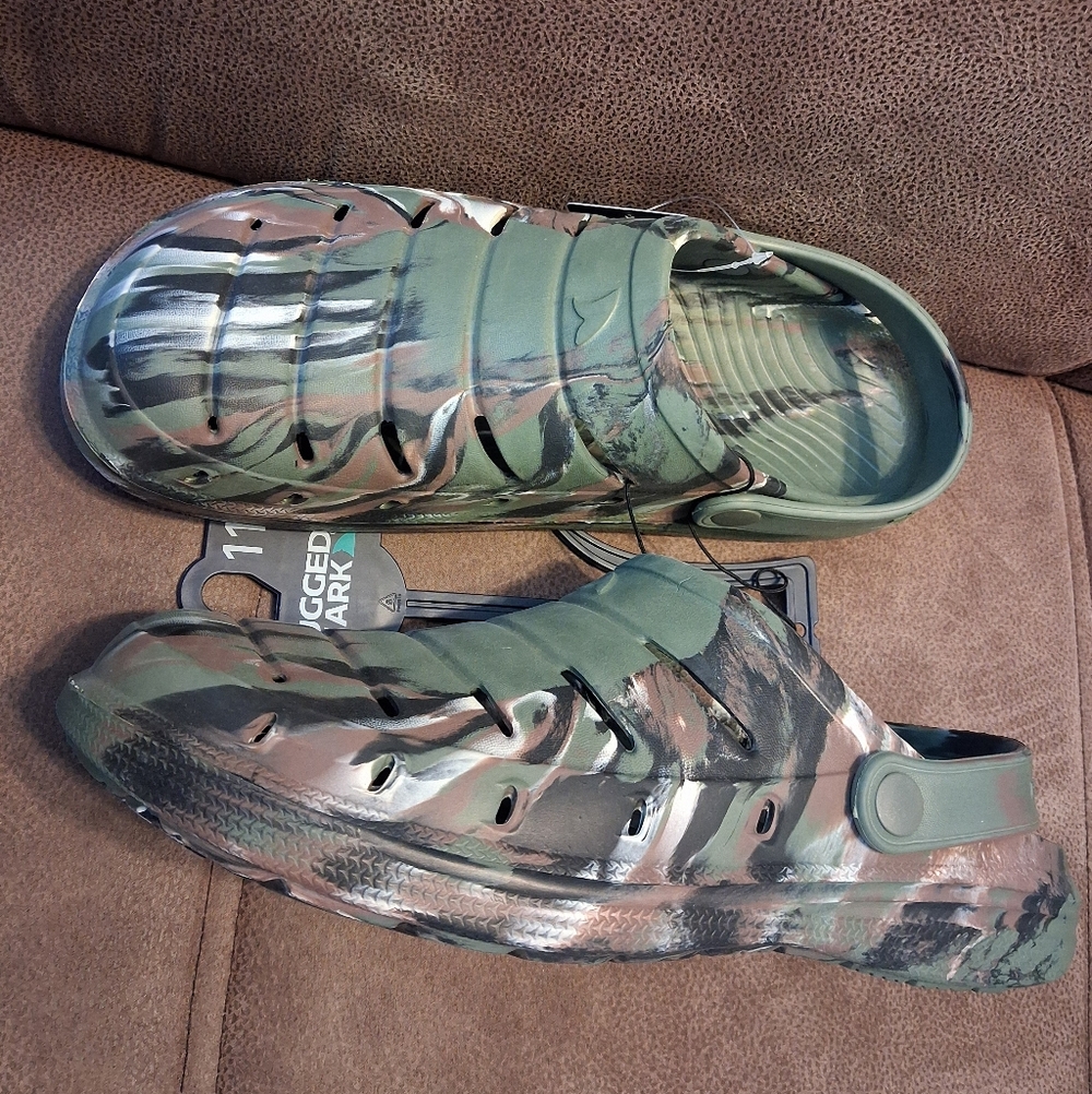 Rugged Shark Men's Camouflage Clogs with Strap Water Shoes Size 11.